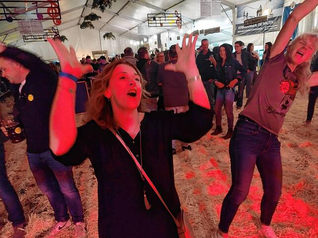 Bild 20: Jubiläumsscheunen zum 100. Geburtstag des Musikvereins lockt die Gäste in Scharen an
