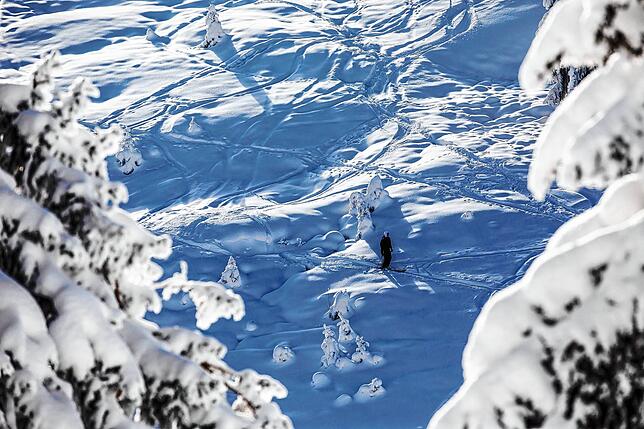 Verführerischer Tiefschnee: Ein Skifahrer steht nahe der Passhöhe des Feldbergs im Schnee.