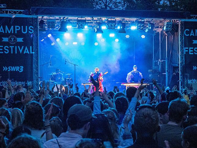 Die Band Blond aus Chemnitz bringt Frauenpower auf die kleine Atlantis-Bühne beim Campus-Festival.