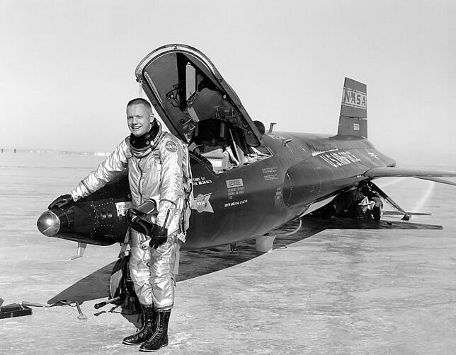 Neil Armstrong vor dem superschnellen Raketenflugzeug North American X-15 der US Airforce. Nur 12 Piloten flogen die Experimentalmaschine.
