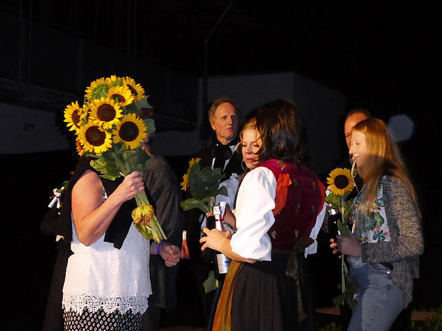 Zum Abschluss des Hüfinger Sommertheaters erhalten alle Schauspielerinnen und Schauspieler eine Sonnenblume.