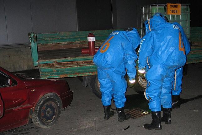 Der Trupp des Gefahrgutzuges ist mit Chemikalienschutzanzügen ausgerüstet und verhindert das Eindringen des Giftes in die Kanalisation.