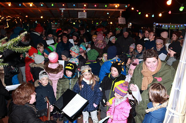 „Wir sagen euch an den lieben Advent“ erklingt am Samstagabend auf dem Weihnachtsmarkt in Unterkirnach, als das ganze Dorf ...