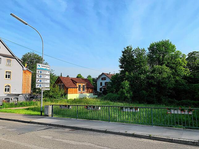 An der Waldstraße wäre Platz zwischen Wehra und Schlosserei.