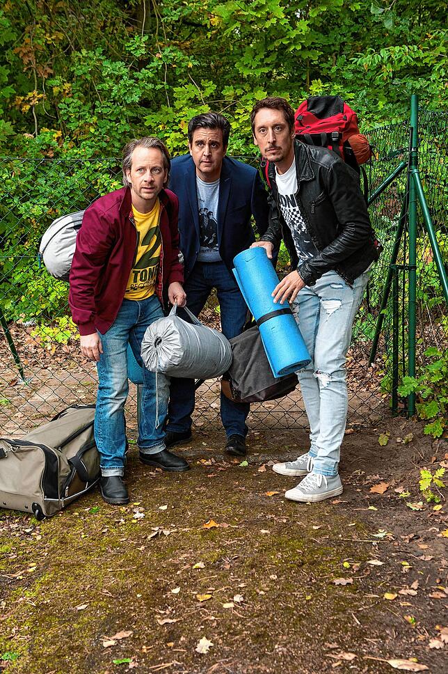 Drei alte Schulfreunde (Fabian Busch, Bastian Pastewka, Hans Löw) machen sich in der ZDF-Komödie „Der Sommer nach dem ...