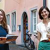 Von 0 auf 1,0: Nach einem Jahr Latein-Unterricht bei VHS-Dozentin Elke Frank (links) hat Elisa Ringendahl das Latinum mit der Note 1,0 ...