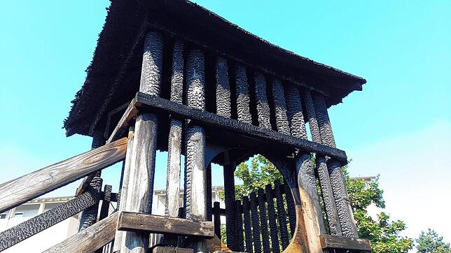 Die Reste eines der Spieltürme auf dem Spielplatz in der Hauensteinstraße. Ein Brandanschlag zerstörte etliche Spielgeräte.