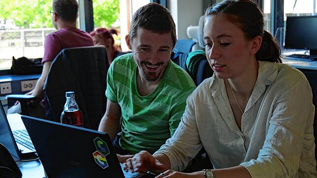 Christian Mende und Zoé Walter beim Analysieren von Unfalldaten beim Hackathon Data Days im SÜDKURIER Medienhaus.