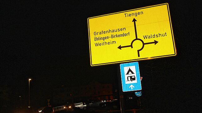 Sicherheitsmängel für Fußgänger beim Kreisel werden beklagt. Bild: Alfred Scheuble