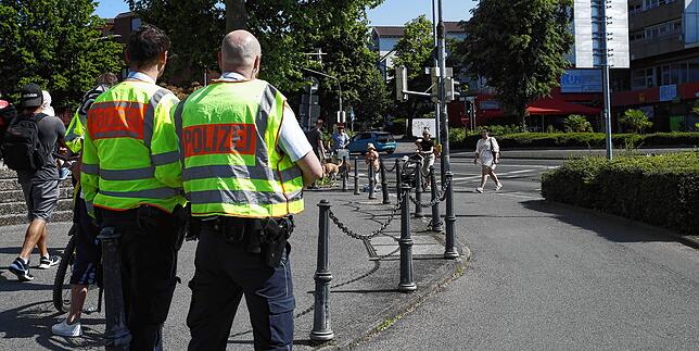 Am Zähringerplatz werden am Freitag, 2. Juni, Kontrollen durchgeführt. Von der auffälligen Weste zeigen sich einige Radler ...