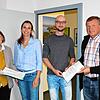 Bei der Übergabe der Unterschriften: (von links) Renate Schittek, Schriftführerin des Ortsvereins der Freien Wähler, Julia Theile, ...