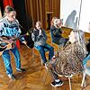 Worum geht es in dem Theaterstück? Der Zug bleibt stehen, da entstehen ungewollte Begegnungen zwischen den Fahrgästen. Hier spielt bei ...