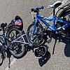 Ein kaputtes Fahrrad und ein Helm liegen nach einem Unfall auf der Straße. (Symbolbild) Bei einem Unfall in der Badstraße in ...