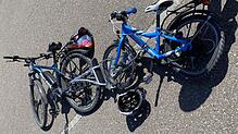 Ein kaputtes Fahrrad und ein Helm liegen nach einem Unfall auf der Straße. (Symbolbild) Bei einem Unfall in der Badstraße in ...