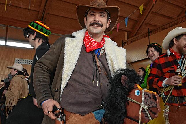 Bild 12: Schmotziger Fasnet in Hagnau: Flamingos, Cowboys und Matrosen feiern ausgelassen!