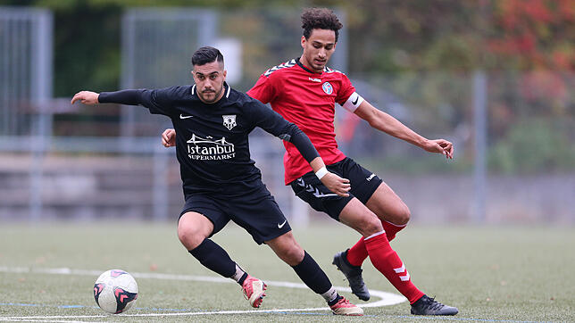 Die Fußball-Bezirksligapartie zwischen dem SC Konstanz-Wollmatingen (Adel Grimm, rechts) und dem FC Anadolu Radolfzell (Cuma Püsküllü) ...