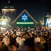 Beispiel Stuttgart: Menschenmassen schieben sich Richtung Weihnachtsmarkt &ndash; getrieben von der Sehnsucht nach der guten alten Zeit.