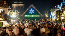 Beispiel Stuttgart: Menschenmassen schieben sich Richtung Weihnachtsmarkt &ndash; getrieben von der Sehnsucht nach der guten alten Zeit.