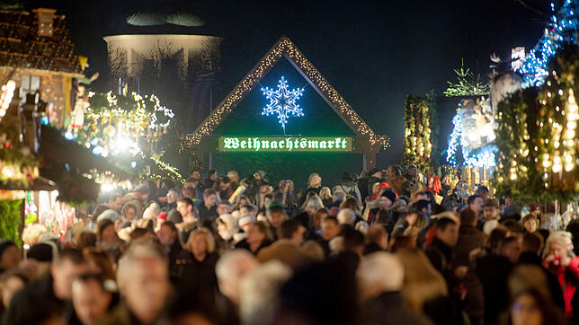 Beispiel Stuttgart: Menschenmassen schieben sich Richtung Weihnachtsmarkt &ndash; getrieben von der Sehnsucht nach der guten alten Zeit.