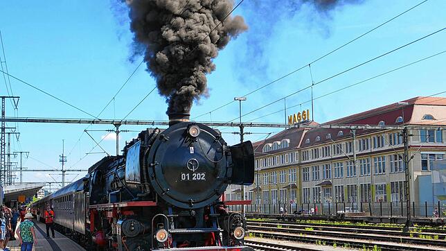 Für Eisenbahnliebhaber ist das ein großer Moment: Die Museumsbahn, die im schweizerischen Stein am Rhein startet, fährt zum ersten Mal ...