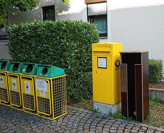 An mehreren Punkten wurden im Sommer in Hagnau neben den üblichen Müllbehältern Pizzaboxen aufgestellt, die der Bauhof selbst ...
