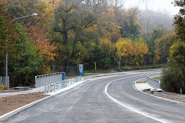 Die neue Brücke hat den Radweg direkt neben der Fahrbahn und nicht mehr als getrennte Brücke daneben. Es fehlen noch letzte Arbeiten die ...