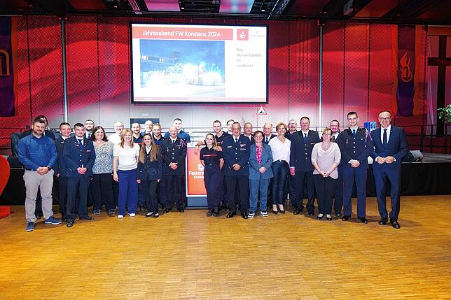 Feuerwehr grenzenlos: Gäste aus der französischen Partnerstadt Fontainebleau und einige ihrer deutschen Gastgeber und Freunde.