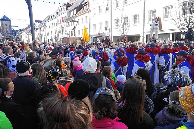 Bild 4: Die Wuescht besiegen die Glonkies beim Völkerball-Wettkampf