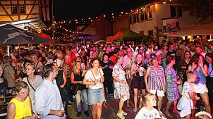 (Archivbild von 2024) Beim Wollmatinger Dorffest wird der Engelsteig zur Feiermeile. Von Freitag, 5. September, bis Sonntag, 7. ...