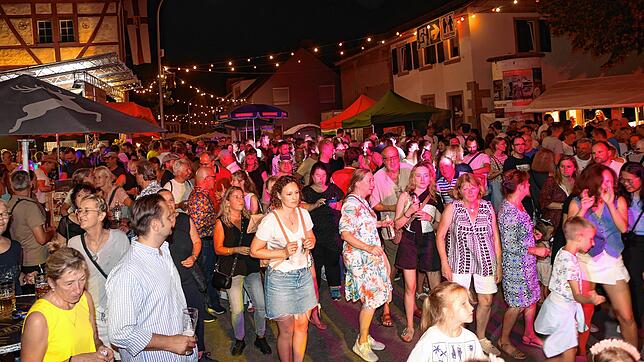 (Archivbild von 2024) Beim Wollmatinger Dorffest wird der Engelsteig zur Feiermeile. Von Freitag, 5. September, bis Sonntag, 7. ...