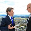 Architekt Helmut Jahn bei der Einweihung des Testturms 2017 im Gespräch mit Rottweils Oberbürgermeister Ralf Broß auf der ...