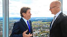 Architekt Helmut Jahn bei der Einweihung des Testturms 2017 im Gespräch mit Rottweils Oberbürgermeister Ralf Broß auf der ...