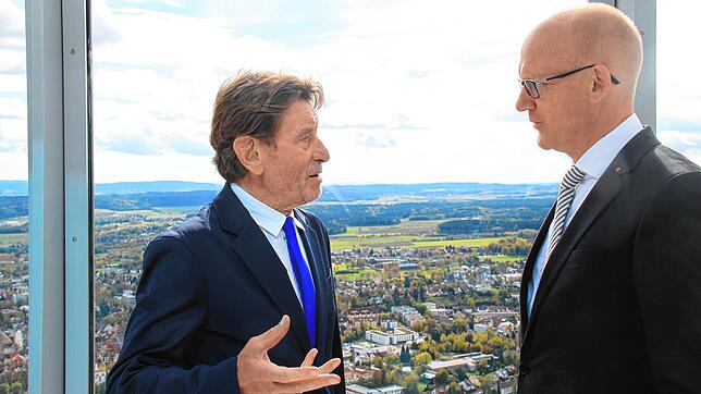 Architekt Helmut Jahn bei der Einweihung des Testturms 2017 im Gespräch mit Rottweils Oberbürgermeister Ralf Broß auf der ...