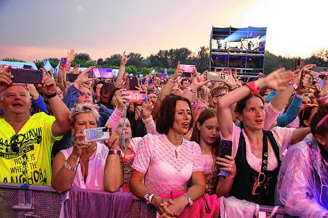 Bild 2: Pfullywood-Festival: Andreas Gabalier und Fans trotzen dem Wetter!