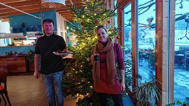 Dieses Bild von Silvia Minde und Manuel Kress im Gastraum entstand 2023. Draußen vor der Tür auf der Terrasse findet ihr kleiner ...