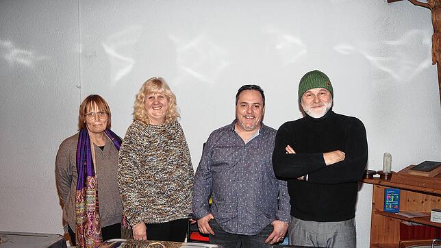 Von links: Medi Kohl, Barbara Rapp, Karsten Kellner und Roland Körner sorgten für das Wohl der Gäste im Pfarrsaal. Bild: Ralf Göhrig