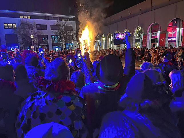 Überall in Konstanz und Umgebung wird am Fasnachtsdienstag die Fasnacht verbrannt, wie hier auf dem Augustinerplatz.