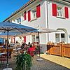 Mit den roten Fensterläden und braunem Holzzaun fällt der Landgasthof Linde in Hepbach schon von Weitem ins Auge.