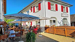 Mit den roten Fensterläden und braunem Holzzaun fällt der Landgasthof Linde in Hepbach schon von Weitem ins Auge.