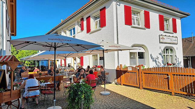 Mit den roten Fensterläden und braunem Holzzaun fällt der Landgasthof Linde in Hepbach schon von Weitem ins Auge.