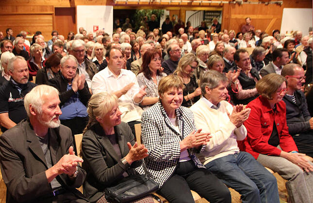 Unter den Gästen im vollen Dorfgemeinschaftshaus waren mit Volkmar und Bärbel Weber sowie Jutta und Reinhard Ebersbach (von links) ...