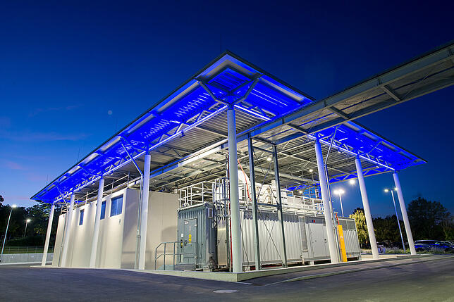Das Microgrid-Validation-Center der MTU bei Nacht.