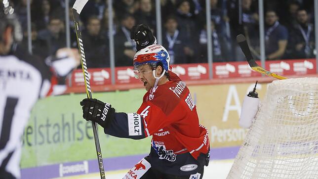 Colby Robak will auch in den nächsten zwei Jahren für die Wild Wings jubeln. Der kanadische Verteidiger hat in Schwenningen einen ...