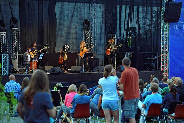 Brandschutztechnisch einwandfrei: Die Open-Air-Bühne im Innenhof der Caserne. Hier fand in diesem Sommer etwa schon dieses Konzert mit ...