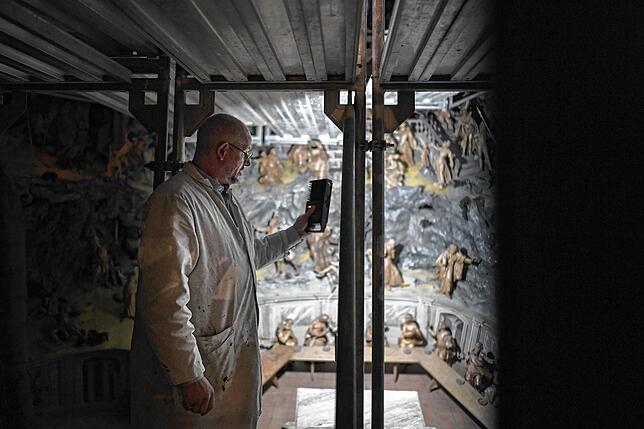 Restaurator Rolf Zurfluh 2022 im Ölberg der Basilika St. Ulrich in Kreuzlingen, der vom Ruß befreit werden musste.
