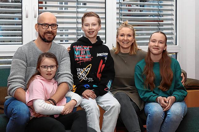 Die Eltern Meike und Patrick Holst genießen mit ihren Kindern Juna (von links), Joris und Hedi den Aufenthalt in der Nachsorgeklinik in ...