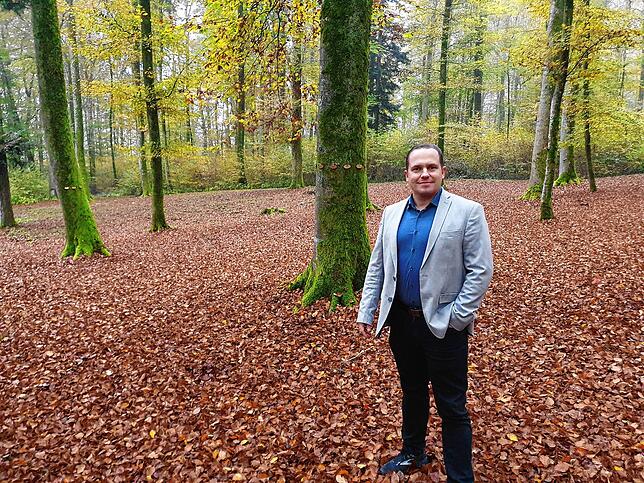 Hohentengens Bürgermeister Jürgen Wiener auf dem Waldfriedhof im Ortsteil Lienheim.