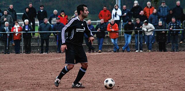 Versuch macht klug: Nur kurz agierte Erkan Aktas – hier beim 2:0 gegen den SC Lauchringen im Dezember 2009 – als Spielertrainer beim SV ...