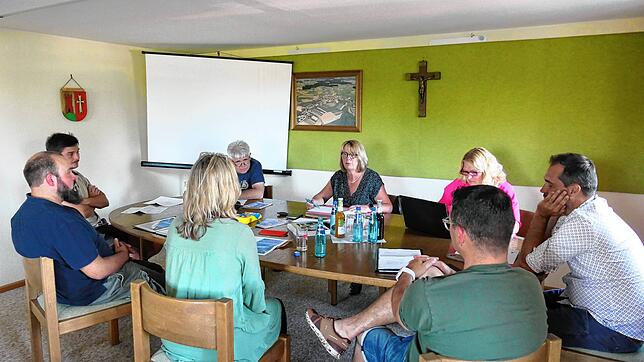 Einen neuen Bodenbelag für das Sitzungszimmer in Neuhausen wünscht sich Ortsvorsteherin Sabine Schuh (fünfte von links) im Rahmen der ...