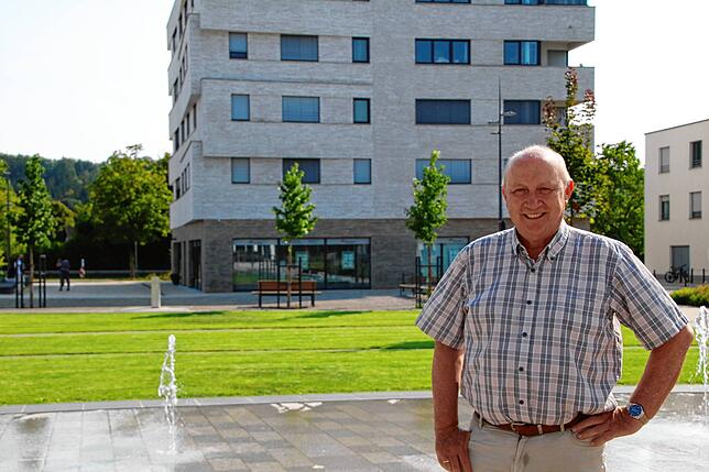 Bürgermeister Thomas Schäuble vor dem Berthold-Schmidt-Platz.